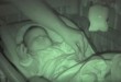 Овие родители го гледале бебето пред спиење: Не можеле да си поверуваат на очите (видео)
