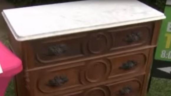 Купил комода стара 125 години и во неа нашол богатство но следниот негов чекор никој не го очекуваше (видео)