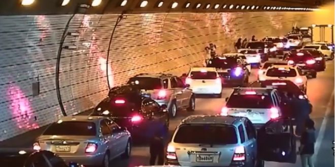 Видео кое го заобиколи светот: Што се случува кога во Јужна Кореја ќе се случи сообраќајна несреќа во тунел? Погледнете ја неверојатната реакција на возачите!