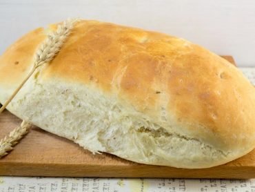Лажен леб: Без млеко, јајца и глутен, вкусот е совршен (рецепт)