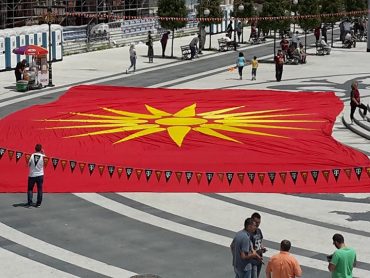 Во живо: Атмосфера од градскиот плоштад „Македонија“- Прославата започна со точено пиво(фотогалерија)