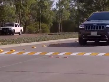 Погледнете што се случува со овие лежечки полицајци кога ќе се доближи автомобил(видео)